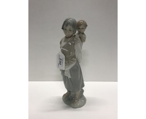 LLADRO FIGURE "MOTHER AND CHILD"