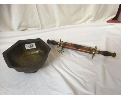  Sale Item:    ORIENTAL BOWL &amp; CASED FORK &amp; KNIFE SET (AF)  Vat Status:   No Vat   Buyers Premium:  This lot is subje