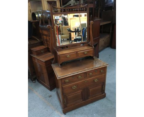  Sale Item:    MAHOGANY DRESSING TABLE   Vat Status:   No Vat   Buyers Premium:  This lot is subject to a Buyers Premium of 1