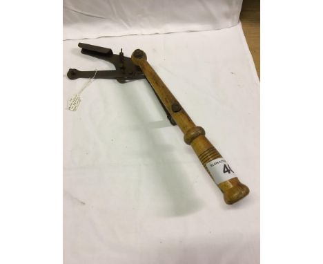  Sale Item:    HAND HELD CLAY PIGEON LAUNCHER   Vat Status:   No Vat   Buyers Premium:  This lot is subject to a Buyers Premi