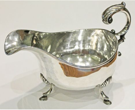 An Edwardian silver sauceboat, R. H. Halford & Sons, London 1909, length 18.5cm, wt. 11oz.