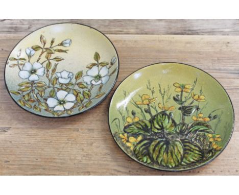 Two Linthorpe pottery dishes, both initialled, diam. 20cm each. CONDITION REPORT - good, no chips, cracks nor any restoration