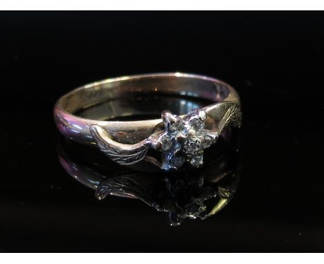 A 9ct gold ring set with diamond flower, engraved shoulders, size R, 2.4g