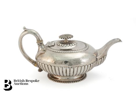 An Edward VII silver teapot, London hallmark dated 1907/08, mm JA, approx 450 gms.&nbsp;