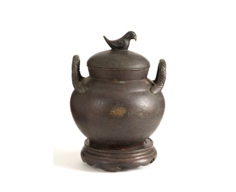 Bronze pot with side handles, base and lid with bird on top. Marked Qianlong on the bottom. China. 38x27 cm approx. Pentola i