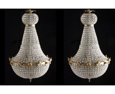 Pair of gilded bronze and glass beaded hot air balloon chandeliers. 20th century. Minor defects. 95x60 cm approx. Coppia di l