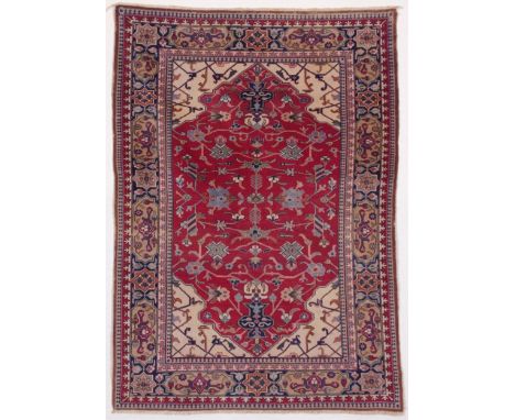 Panderman carpet. Anatolia. Early 20th century. Good condition, one area slightly worn. 163x116 cm approx. Tappeto Panderman.