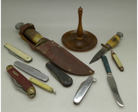 A dagger with horn handle and scabbard, pocket knives and a ring stand