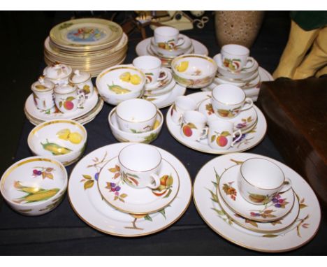 ROYAL WORCESTER DINNERWARE. Large quantity of Royal Worcester teaware and seasonable collectable plates