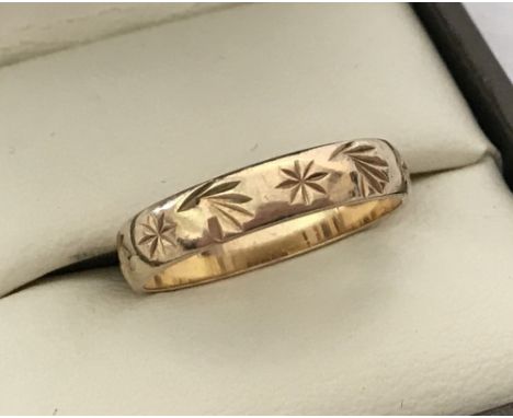 A vintage 9ct gold decorative wedding band. Ring size M1/2. Selling on behalf of Hillside Animal Sanctuary. Weight approx. 2g