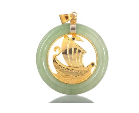 JADE BROOCH  with yellow metal model of a ship to the centre38mm diameter