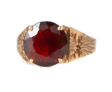 GARNET RING set with a round stone, in nine carat gold, size O 1/22.8g