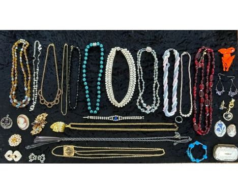 A collection of assorted vintage costume jewellery including brooches, necklaces, fox brooch, beads, bracelets etc