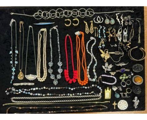 Box of Quality Vintage Costume Jewellery, including necklaces, chains, pearls, beads, bracelets, earrings, brooches, rings, e