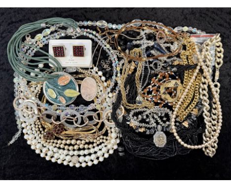 Box of Quality Vintage Costume Jewellery, including necklaces, chains, pearls, beads, bracelets, earrings, brooches, rings, e