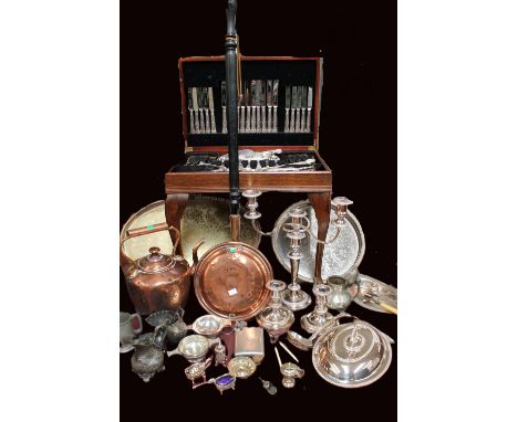 A collection of silver plate to include; a Kings Pattern silver plated canteen of cutlery in oak table, along with various ot