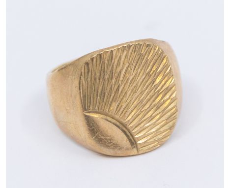 A gents 9ct gold  signet ring, with cushion shaped top engraved with star burst decoration, width approx 17,mm, size O, weigh