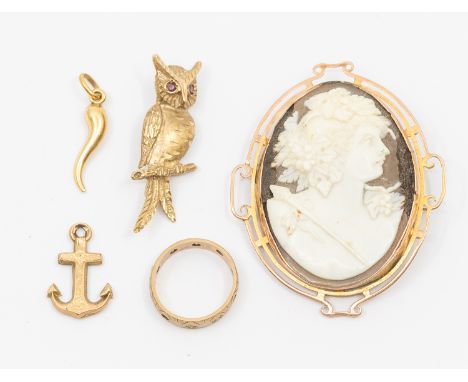 A collection of 9ct gold to include a 9ct gold owl brooch with ruby set eyes, length approx 40mm, weight approx 4.6gms along 
