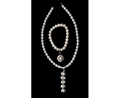 A cultured pearl necklace, comprising a single row of off round cultured pearls, each approx 7.5mm, the front with a pearl an