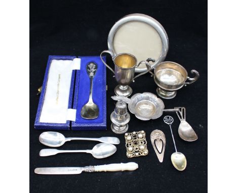 A collection of silver to include; a George V silver miniature twin handled trophy bowl on footed base, hallmarked S. Blancke