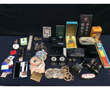 Mixed collector's lot containing coins, early 20th century buttons, vintage cameras, tins, 1951 Festival of Britain chocolate