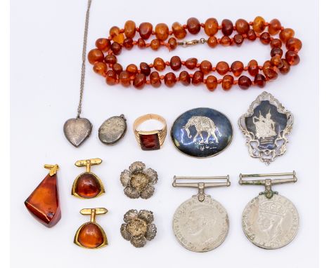 A small collection of jewellery to include a carnelian and gold ring, set with a rectangular carved intaglio depicting a Cent
