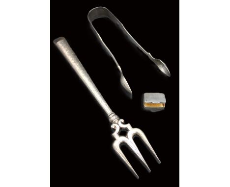 A collection of silver items to include; a long Edwardian silver toasting fork of stylised shape, with engraved tubular handl