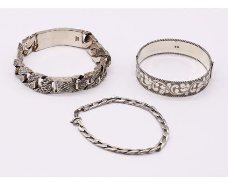A gents heavy weight vintage ID curb bracelet with textured links, width approx 15mm, length approx 22.5cm, along with a rect