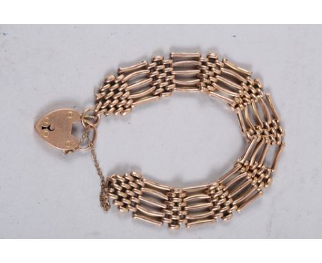 A 9ct gold gate bracelet with heart-shaped clasp, 19.8g 