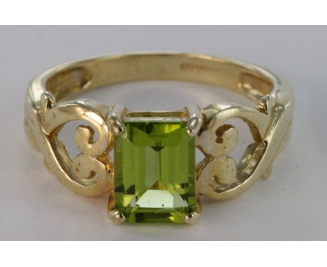 Gems TV 9ct Peridot Ring with COA size N weight 3.5g