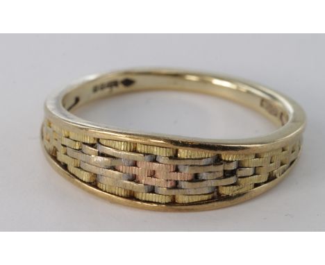 9ct three colour band ring, size M, weight 2.3g