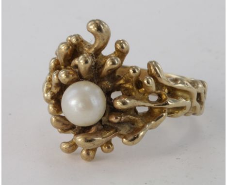 10ct yellow gold single pearl free form design ring, size O, weight 7.7g