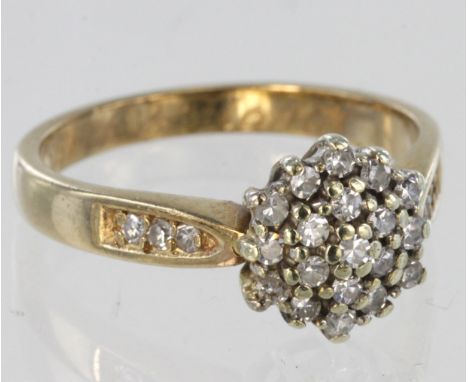 9ct diamond cluster ring size K, 2.8g