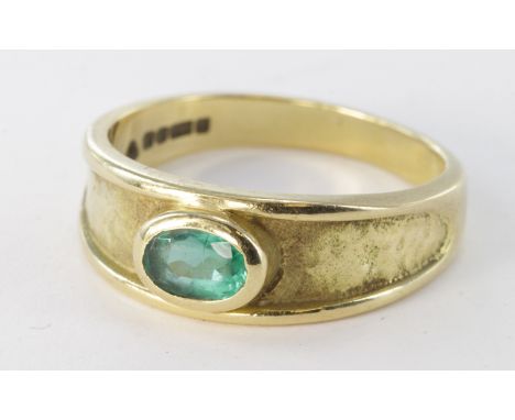 18ct emerald single stone band ring, size N, weight 4.9g.