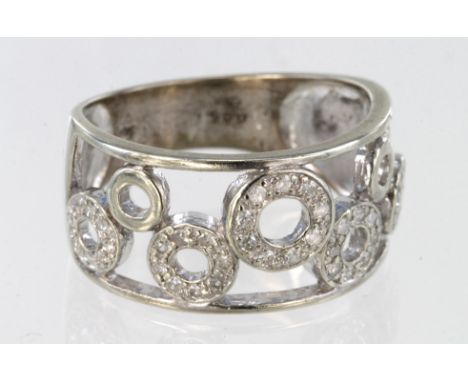 9ct white gold diamond ring in the form of circles, size Q, 4.6g