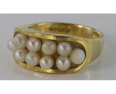 18ct yellow gold pearl ring, size M, weight 6.3g.