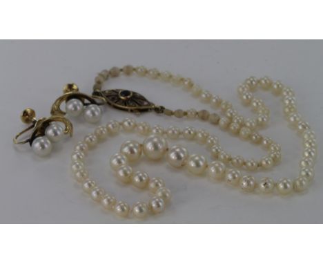 14ct double cultured pearl screw fitting earrings, weight 4.5g. Single row graduated cultured pearls with 9ct clasp, weight 1