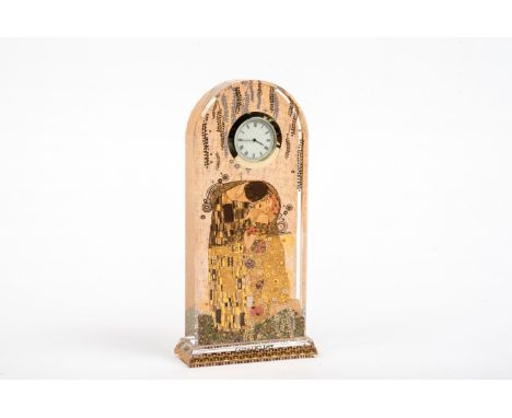 Tischuhr -Der Kuss- Kristallglas lupenrein,  polychrom staffiert nach Gustav Klimt "Der Kuss". H.: 23 cm. Unter dem Stand bez