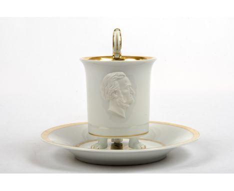 Meissen, Große Portraittasse -Richard Wagner- mit Untertasse. Auf Klauenfüßen zylindrische Form mit leicht ausgestelltem Lipp