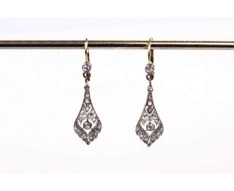 Art Deco OhrringeWeißgold/Gelbgold. Bügelbrisur.  Altschliff-Brillanten. L.: ca. 3,5 cm.