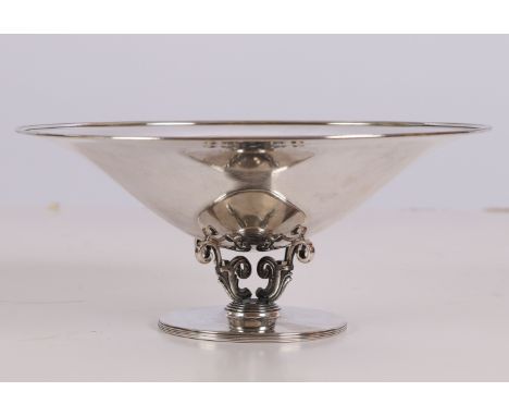 Art Déco-Schale, Stockholm 1936 830er Silber, Herst.: Karl Anderson. H.: 11 cm, Ø 25,5 cm, Gew.: 552 g. Auf dem Standring Her