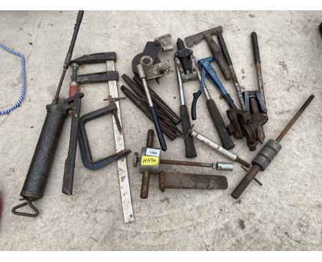 AN ASSORTMENT OF VINTAGE HAND TOOLS TO INCLUDE CLAMPS, A GREASE GUN AND POT RIVOTERS ETC 