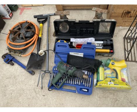 A LARGE ASSORTMENT OF TOOLS TO INCLUDE BOTTLE JACKS, A BOSCH HEAT GUN AND A LASER LEVEL KIT ETC 
