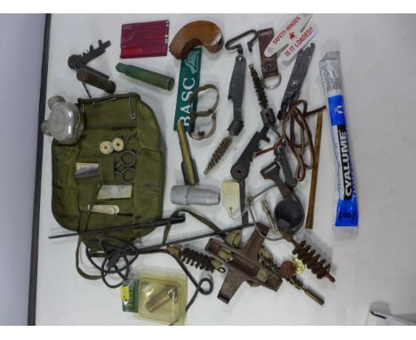 A COLLECTION OF SHOOTING EPHEMERA, TO INCLUDE CLEANING BRUSHES, MULTI TOOLS, OIL BOTTLE ETC 