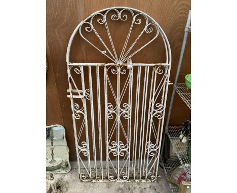 A PAIR OF DECORATIVE WROUGHT IRON GARDEN GATES (H:186CM W:91CM PER GATE) 