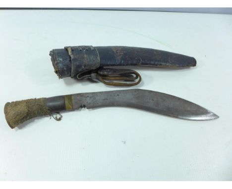 A MID 20TH CENTURY GURKHA KUKRI KNIFE, 27CM BLADE, WITH LEATHER SCABBARD 
