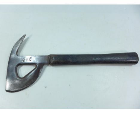 A WORLD WAR II AIR MINISTRY MARKED ESCAPE AXE, LENGTH 39.5CM 