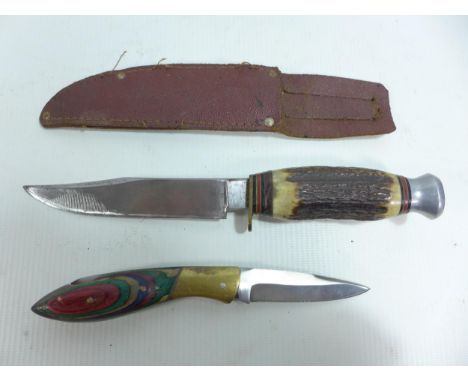 A FOLDING KNIFE, LENGTH OF BLADE 7.5CM, MULTI-COLOURED WOODEN GRIP, SCOUT KNIFE AND SCABBARD, LENGTH OF BLADE 13CM (2) 