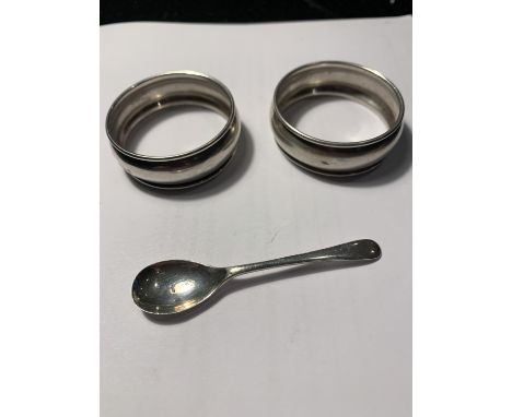 THREE HALLMARKED BIRMINGHAM SILVER ITEMS TO INCLUDE TWO NAPKIN RINGS AND A SALT SPOON 