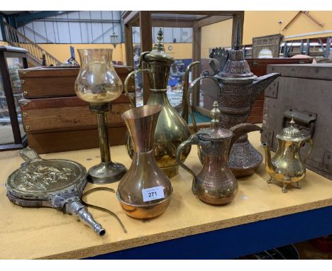 A COLLECTION OF BRASS AND COPPER WARE TO INCLUDE VESSELS AND JUGS, A LAMP WITH GLASS SHADE AND A SET OF FIRESIDE BELLOWS 